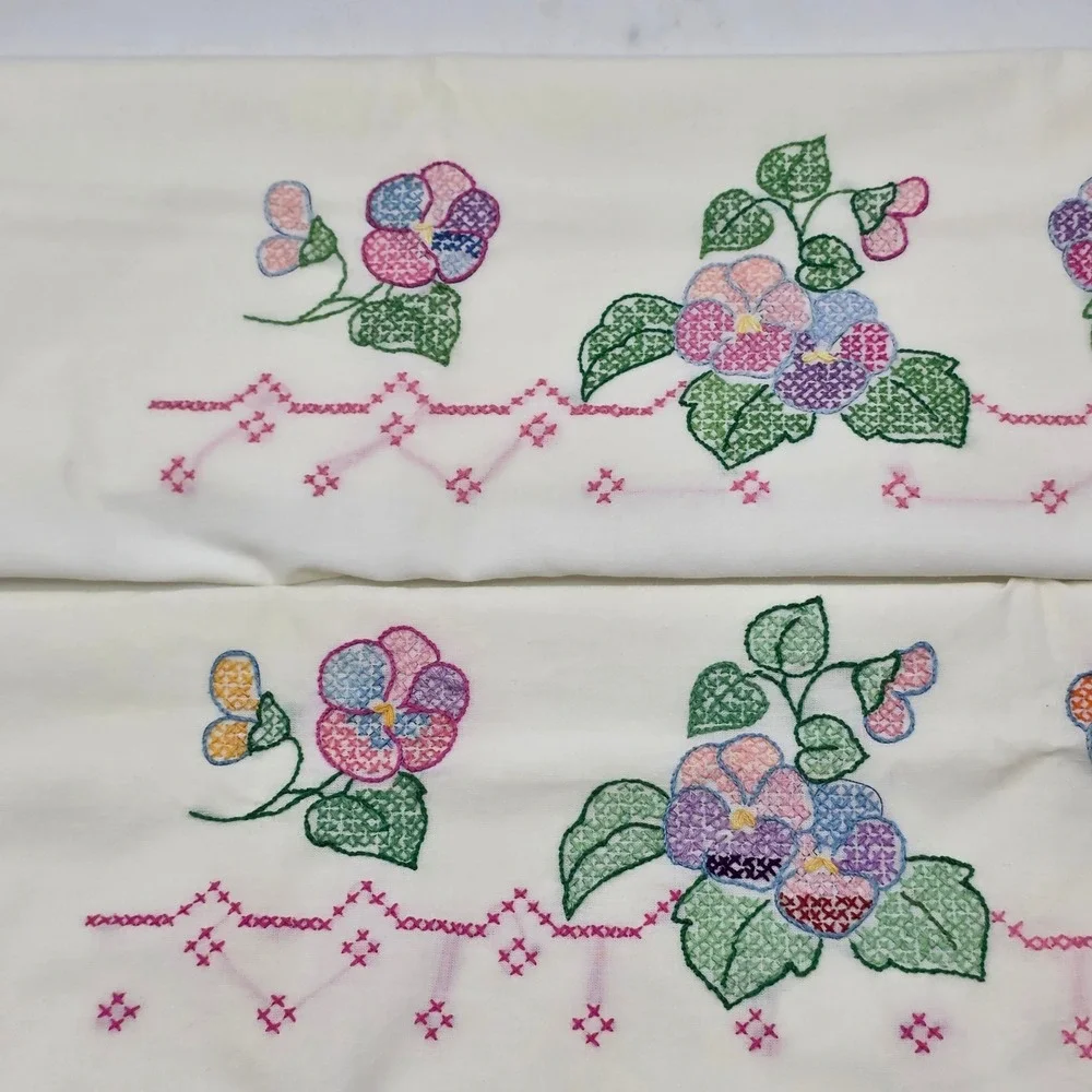Vintage Hand‎ Embroidered Pillowcases 90s White Floral Pansy Cottagecore 2pc Set
